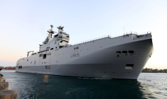 Le navire de guerre français Dixmude L9015 arrivant au port côtier kényan de Mombasa