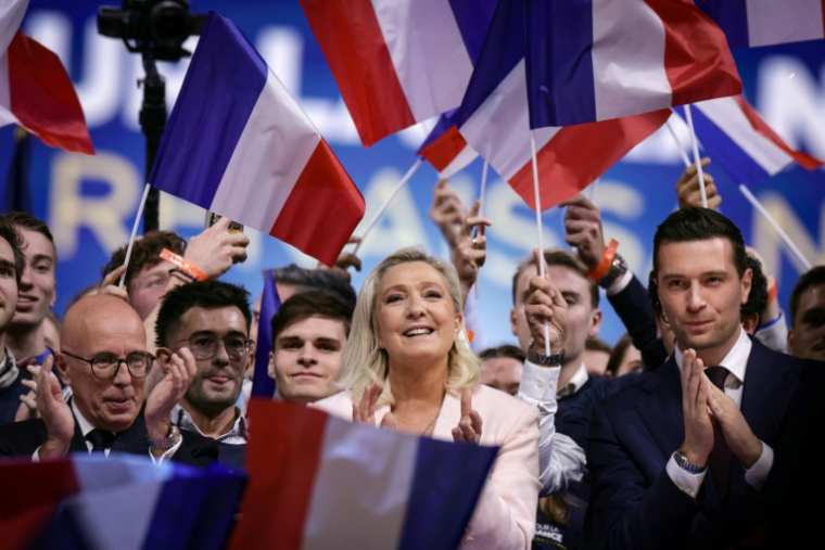 Marine Le Pen (c), candidate du RN à la présidentielle, le président du RN, Jordan Bardella (d) et Éric Ciotti (g) de l’UDR, à l'issue d'un rassemblement marquant le lancement de sa campagne, le 25 octobre 2026 à Orléans, dans le Loiret ( AFP / Alain JOCARD )