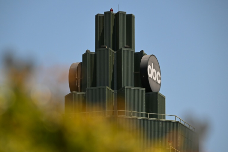 Le logo de la chaîne de télévision ABC sur un bâtiment des studios Walt Disney Studios à Burbank, en Californie, le 2 juin 2025 ( AFP / Patrick T. Fallon )