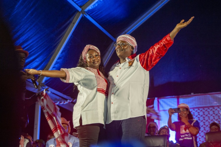 Le président sortant et candidat à sa succession, Umaro Sissoco Embalo (d) salue ses partisans en compagnie de son épouse, Dinisia Reis Embalo, lors d'un rassemblement politique à Bissau, le 11 novembre 2025 ( AFP / SAMBA BALDE )