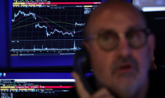 Un trader travaille sur le parquet de la Bourse de New York (NYSE)