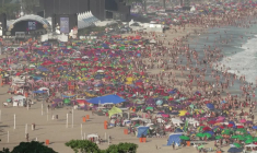 Brésil: Sauvetages en mer sur la plage de Copacabana le soir du Nouvel An