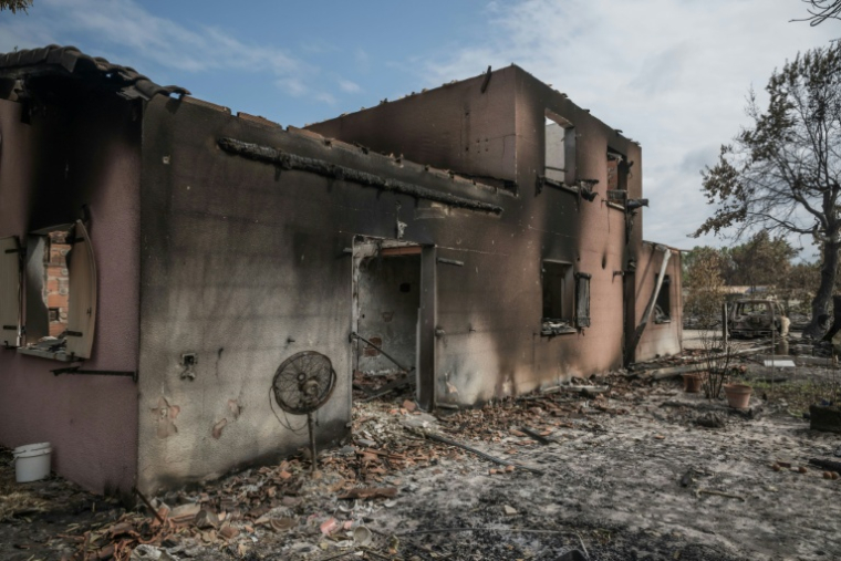 Une maison détruite dans l'incendie qui a ravagé la commune de Le Porge, en Gironde, le 31 juillet 2026  ( AFP / Ed JONES )