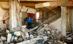 Les débris d'un immeuble d'habitation après une frappe israélienne à Khan Younès