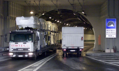 Des camions empruntent le tunnel du Mont Blanc à la frontière franco-italienne