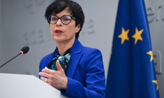 La commissaire européenne à l’Élargissement, Marta Kos, à Pristina ce vendredi 15 mai.  ( AFP / ARMEND NIMANI )