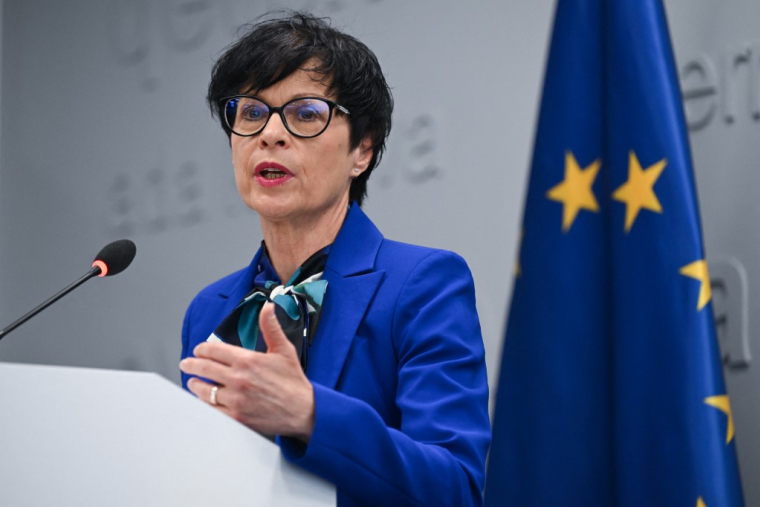 La commissaire européenne à l’Élargissement, Marta Kos, à Pristina ce vendredi 15 mai.  ( AFP / ARMEND NIMANI )