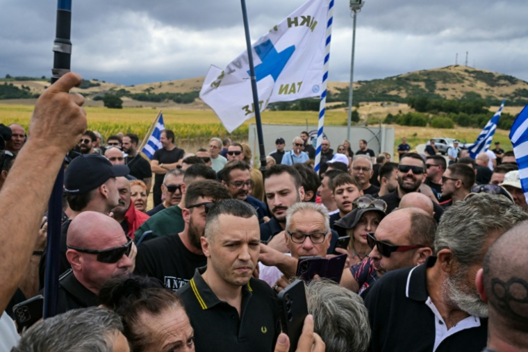 Ilias Kasidiaris est accueilli par ses partisans à sa sortie de la prison de Domokos, dans le centre de la Grèce, le 15 septembre 2026 ( AFP / Aris MESSINIS )