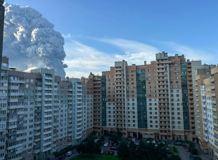 De la fumée s'élève au-dessus de batiments résidentiels de Saint-Pétersbourg, en Russie, le 24 juillet 2026 ( AFP / STR )