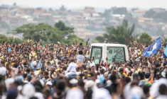 Le pape Léon XIV (C) salue la foule depuis la papamobile à son arrivée à l'aéroport de Yaoundé Ville, au sixième jour d'un voyage apostolique de 11 jours en Afrique, le 18 avril 2026. ( AFP / Daniel Beloumou Olomo )