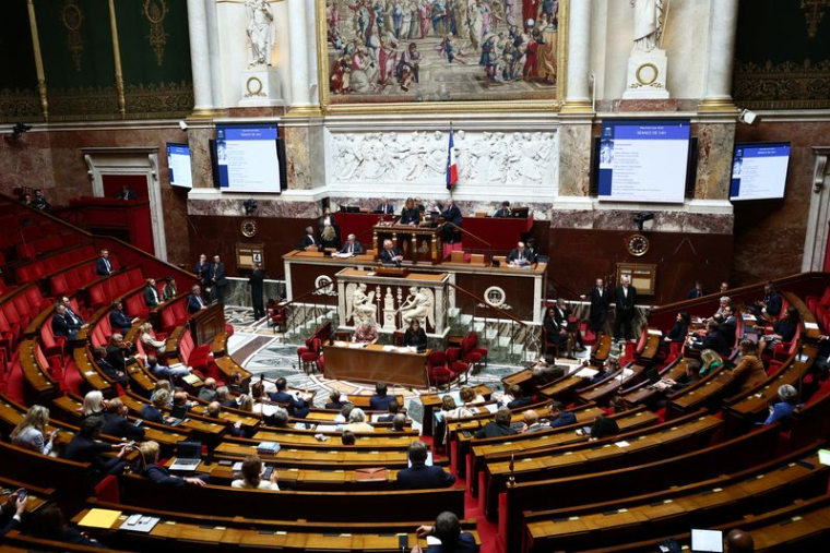 François Bayrou prononce un discours lors d'un débat sur la motion de censure déposée par les députés de LFI contre le gouvernement français, à l'Assemblée nationale à Paris