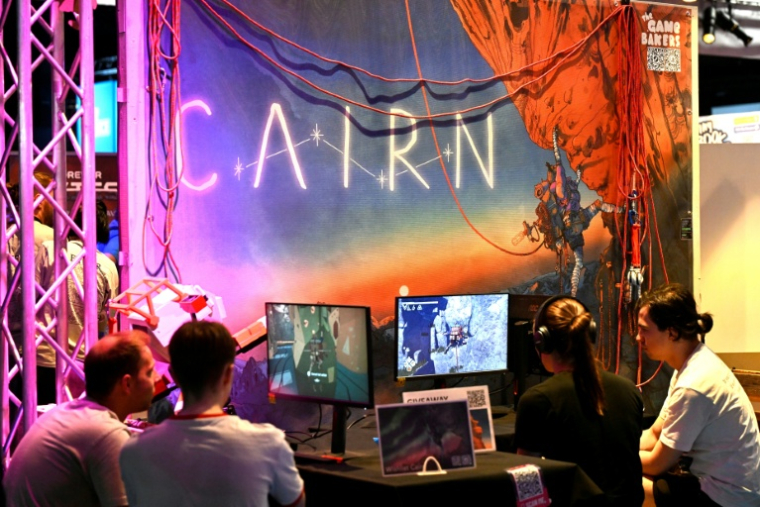 Des joueurs jouent au jeu vidéo Cairn à Cologne, dans l'ouest de l'Allemagne, le 21 août 2025 ( AFP / Ina FASSBENDER )