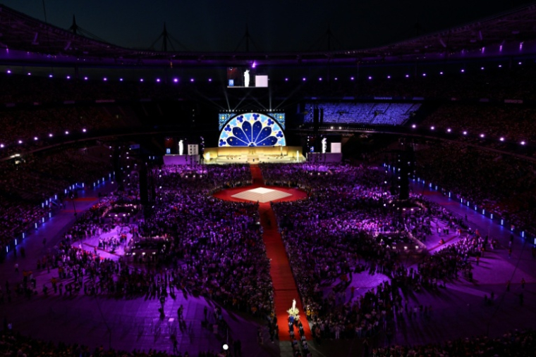 Des scouts portent une statue de Notre-Dame de France - Reine de la Paix au Stade de France, pour une veillée de prières avec Léon XIV, le 25 septembre 2026 à Saint-Denis, près de Paris ( AFP / JULIEN DE ROSA )