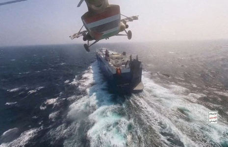 Un hélicoptère militaire houthi survolant le cargo Galaxy Leader en mer Rouge