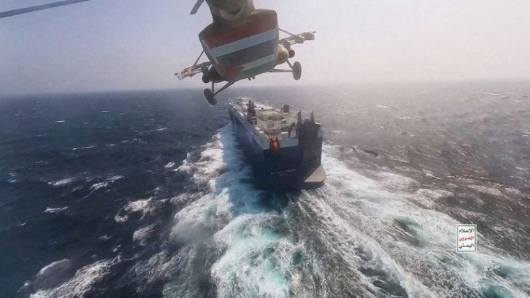 Un hélicoptère militaire houthi survolant le cargo Galaxy Leader en mer Rouge
