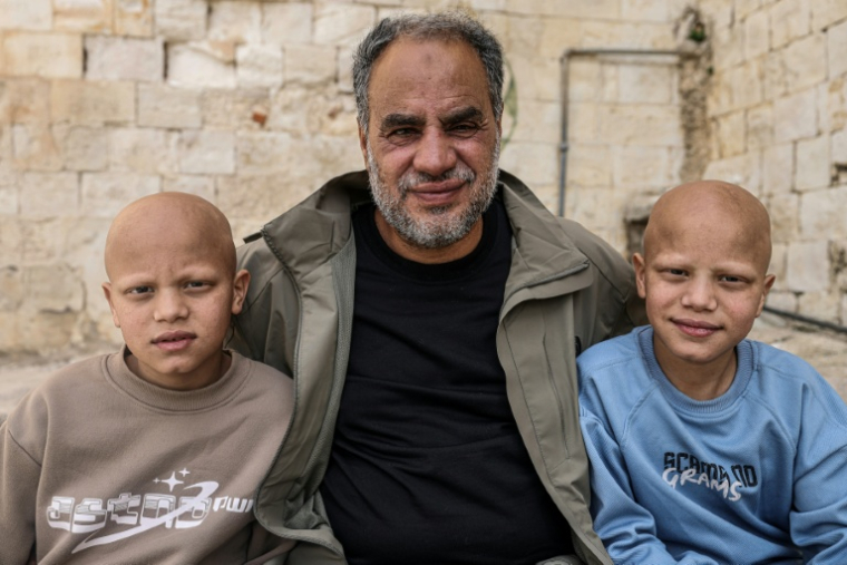 Ibrahim al-Hajj et ses fils, les jumeaux Ahmad (d) et Mohammad, à Naplouse, le 10 février 2026 en Cisjordanie occupée ( AFP / Jaafar ASHTIYEH )