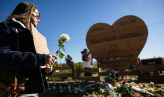 Un imposant coeur en bois porte l'inscription "Amour, Empathie (...) G.P", à Mazan dans le Vaucluse, le 5 octobre 2024 ( AFP / CLEMENT MAHOUDEAU )