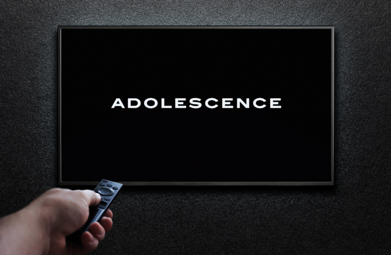 Querer comme Adolescence sont des dispositifs efficaces pour parler des violences et harcèlements sexistes et sexuels. (crédit: Adobe Stock)