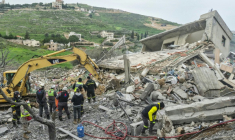 Des secouristes sur le site d'une frappe aérienne israélienne nocturne sur le village de Zibdine, dans le sud du Liban, le 2 avril 2026 ( AFP / Abbas FAKIH )