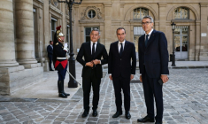 Le vice-président du Conseil d'Etat Marc Guillaume (d), le Garde des Sceaux Gérald Darmanin (g) et le Premier ministre Sébastien Lecornu devant le Conseil d'Etat le 21 mai 2026 ( AFP / Anne-Christine POUJOULAT )