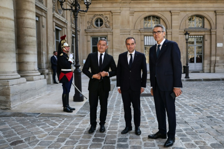 Le vice-président du Conseil d'Etat Marc Guillaume (d), le Garde des Sceaux Gérald Darmanin (g) et le Premier ministre Sébastien Lecornu devant le Conseil d'Etat le 21 mai 2026 ( AFP / Anne-Christine POUJOULAT )