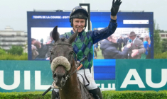 Le cheval pur-sang Sel Jem, monté par le  jockey français Johnny Charron, vainqueur du  Grand Steeple-Chase de Paris, le 17 mai 2026 à Auteuil ( AFP / Dimitar DILKOFF )