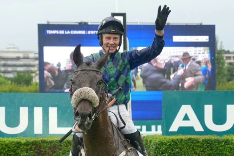 Le cheval pur-sang Sel Jem, monté par le  jockey français Johnny Charron, vainqueur du  Grand Steeple-Chase de Paris, le 17 mai 2026 à Auteuil ( AFP / Dimitar DILKOFF )