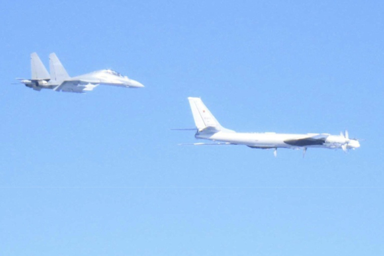 Photo prise le 9 décembre 2025 et diffusée le 10 décembre 2025 par le ministère japonais de la Défense, montrant un avion de chasse chinois J-16 (g) et un bombardier russe Tu-95 lors d'un vol conjoint au-dessus de la mer près du Japon ( Japan's Ministry of Defense / Handout )