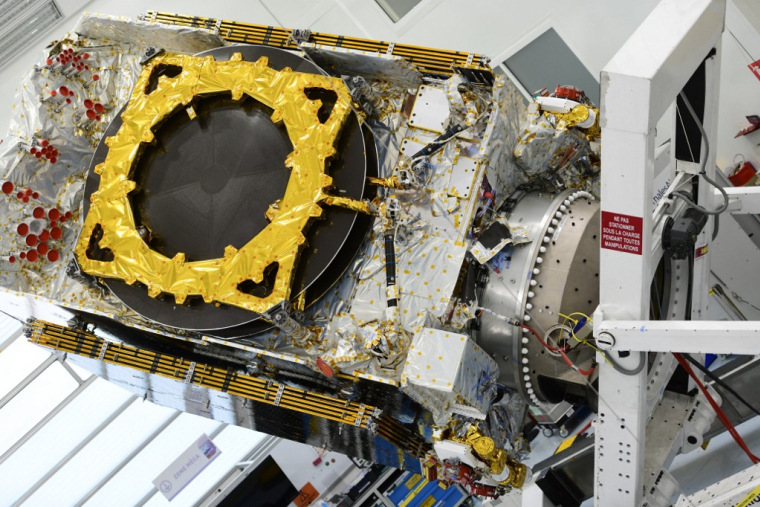 Un satellite Konnect d'Eutelsat à Cannes, le 19 novembre 2019. ( AFP / YANN COATSALIOU )
