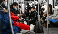 Passagers portant leur masque dans un train en pleine épidémie de Covide-19 à Pékin, le 19 décembre 2022 ( AFP / Noel CELIS )