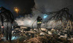 Un pompier ukrainien combat un incendie causé par une attaque de drone russe sur la ville de Kharkiv dans la nuit du 23 au 24 novembre 2025 ( AFP / SERGEY BOBOK )