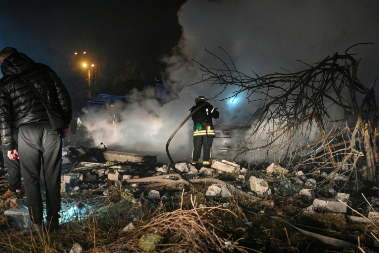 Un pompier ukrainien combat un incendie causé par une attaque de drone russe sur la ville de Kharkiv dans la nuit du 23 au 24 novembre 2025 ( AFP / SERGEY BOBOK )