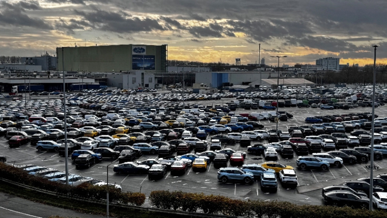 Des ouvriers de Ford tiennent une réunion du personnel dans leur usine de Cologne