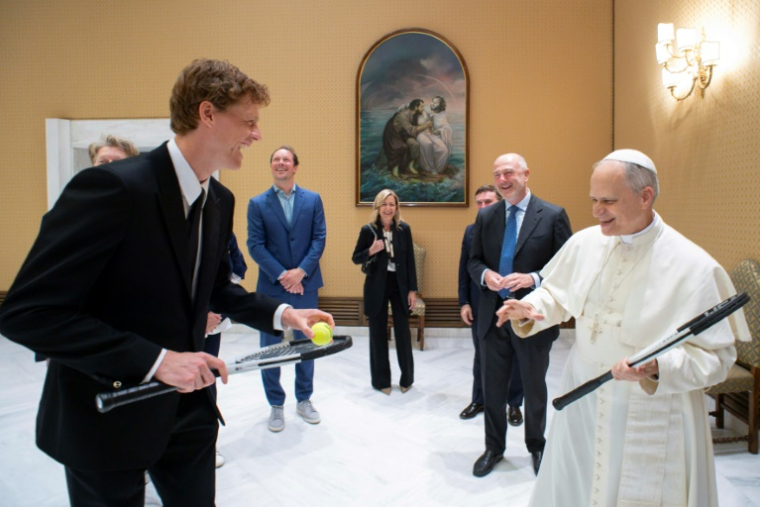 Photo diffusée par les médias du Vatican montrant le pape Léon XIV (d) et le N.1 du tennis mondial, Jannik Sinner, lors d'une audience privée au Vatican, le 14 mai 2025 ( VATICAN MEDIA / Handout )