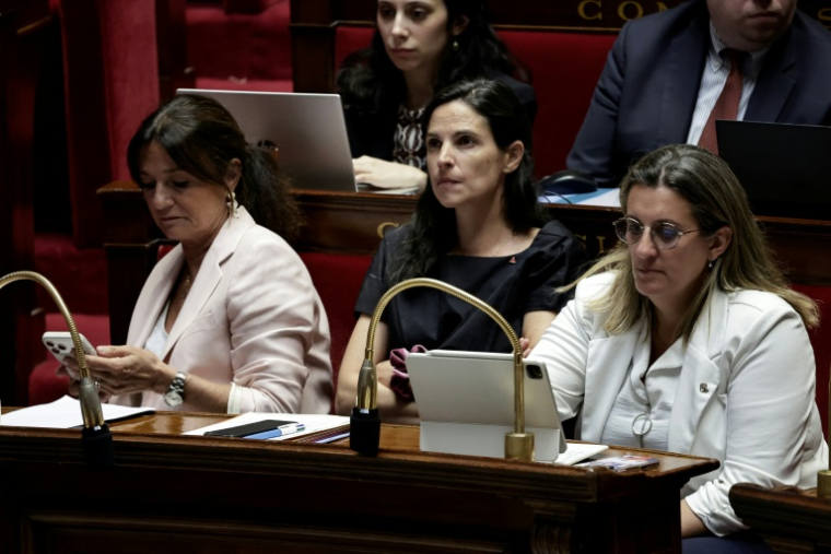 ((g-d) Les co-rapporteures Nathalie Colin-Oesterle (Horizons), Marianne Maximi (LFI) et Perrine Goulet (Les Démocrates) assistent à l'examen du projet de loi relatif à la protection des mineurs à l'Assemblée nationale, le 15 juillet 2026 à Paris  ( AFP / STEPHANE DE SAKUTIN )