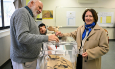 Josée Massi, maire sortante de Toulon et candidate à sa réélection, vote lors du 2e tour des municipales à Toulon,  le 22 mars 2026 dans le Var ( AFP / Miguel MEDINA )