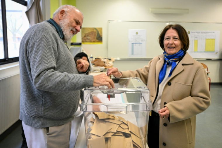Josée Massi, maire sortante de Toulon et candidate à sa réélection, vote lors du 2e tour des municipales à Toulon,  le 22 mars 2026 dans le Var ( AFP / Miguel MEDINA )