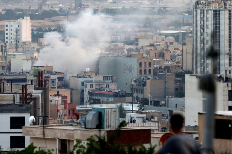 De la fumée après une explosion dans le sud-ouest de Téhéran, le 16 juin 2025 en Iran ( AFP / ATTA KENARE )