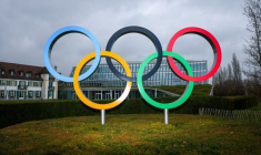 Les anneaux olympiques sont photographiés à l'extérieur du Comité international olympique à Lausanne