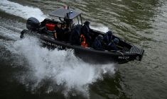 Une vedette de la brigade fluviale participe à un exercice sur la Seine à Paris, le 10 juillet 2024 ( AFP / JULIEN DE ROSA )
