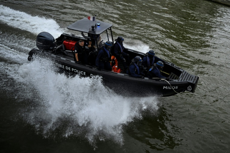 Une vedette de la brigade fluviale participe à un exercice sur la Seine à Paris, le 10 juillet 2024 ( AFP / JULIEN DE ROSA )