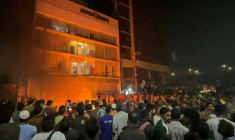 Image tirée d'une vidéo AFPTV tournée le 19 décembre 2025 devant les bureaux du Prothom Alo à Dacca de manifestations consécutives à l'assassinat du leader étudiant Sharif Osman Hadi ( AFPTV / Maruf Hasan )