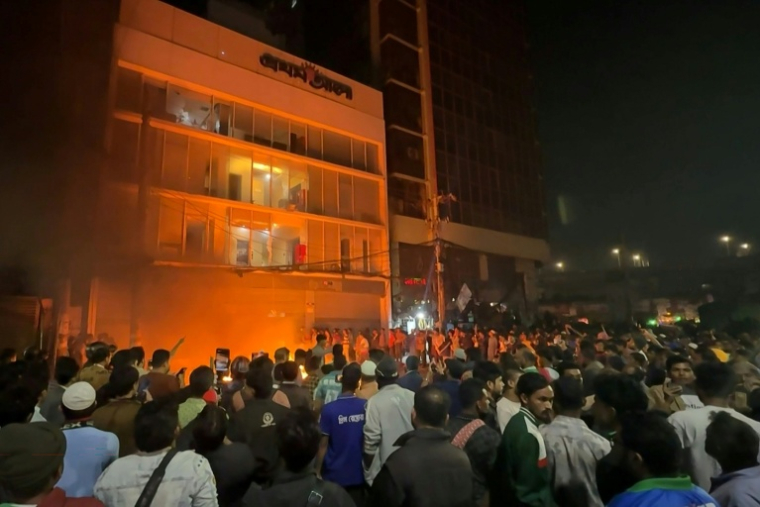 Image tirée d'une vidéo AFPTV tournée le 19 décembre 2025 devant les bureaux du Prothom Alo à Dacca de manifestations consécutives à l'assassinat du leader étudiant Sharif Osman Hadi ( AFPTV / Maruf Hasan )