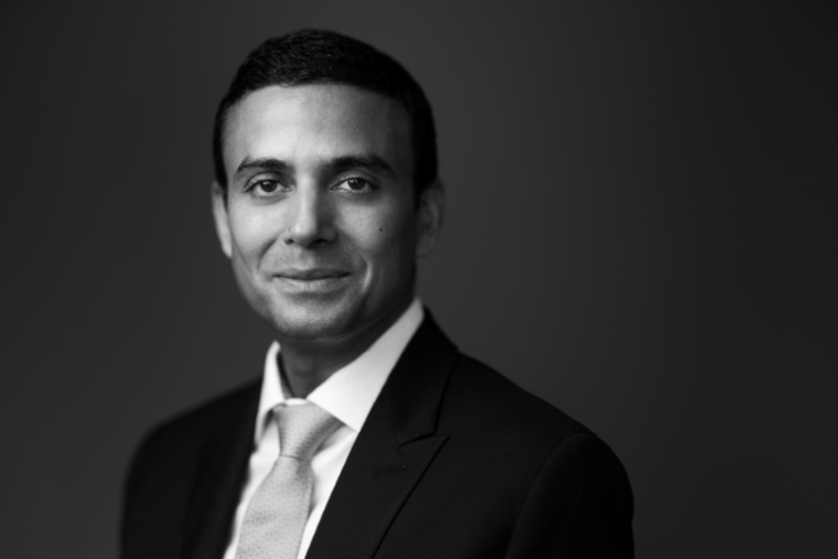 L'homme d'affaires et investisseur indien, fondateur et PDG d'ARISE IIP, Gagan Gupta, pose lors d'une séance photo dans son bureau à Paris le 16 juin 2026 ( AFP / Joel Saget )