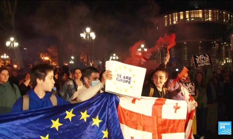 Géorgie : la mobilisation continue contre le projet de loi sur "l'influence étrangère"