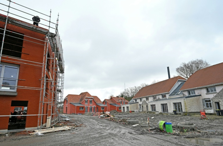 Chantier de rénovation thermique dans le quartier minier de Lens, le 16 janvier 2023 ( AFP / FRANCOIS LO PRESTI )