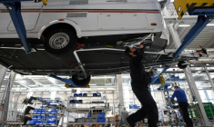 Des ouvriers assemblent des caravanes dans l'usine de Knaus-Tabbert AG à Jandelsbrunn