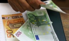 Un employé compte des billets en euros dans un bureau de change à Caire-centre