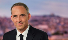L'eurodéputé Raphaël Glucksmann pose sur le plateau du 20h de TF1 le 26 mai 2026 à Boulogne-Billancourt, près de Paris ( AFP / Ludovic MARIN )