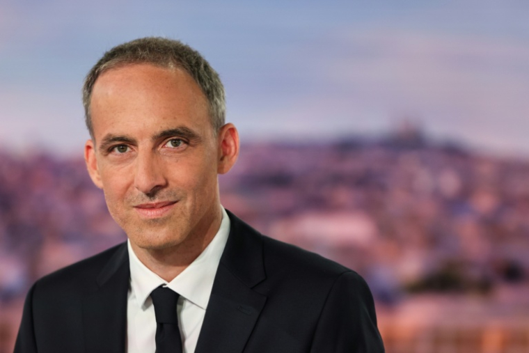 L'eurodéputé Raphaël Glucksmann pose sur le plateau du 20h de TF1 le 26 mai 2026 à Boulogne-Billancourt, près de Paris ( AFP / Ludovic MARIN )
